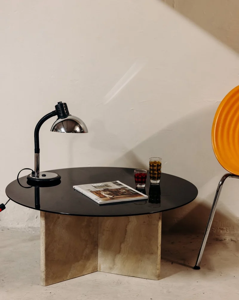 Marie-Pierre, la table basse en travertin et verre teint noir N°94