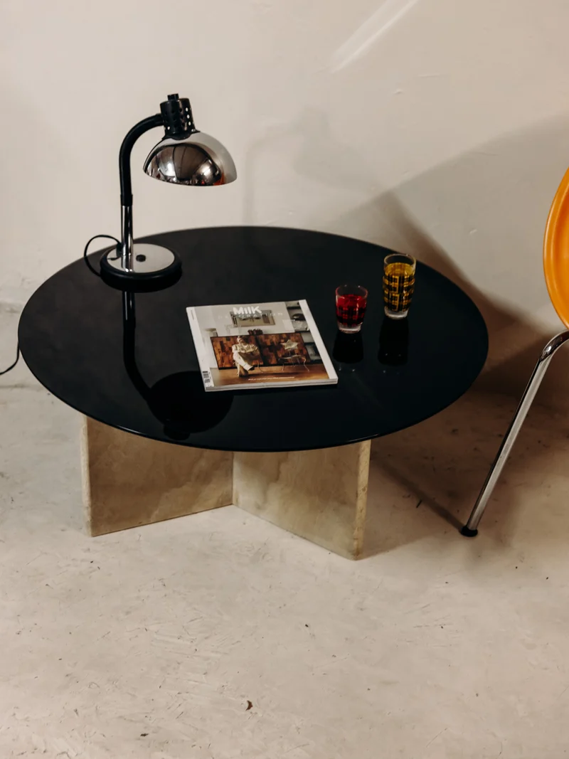 Marie-Pierre, la table basse en travertin et verre teint noir N°94