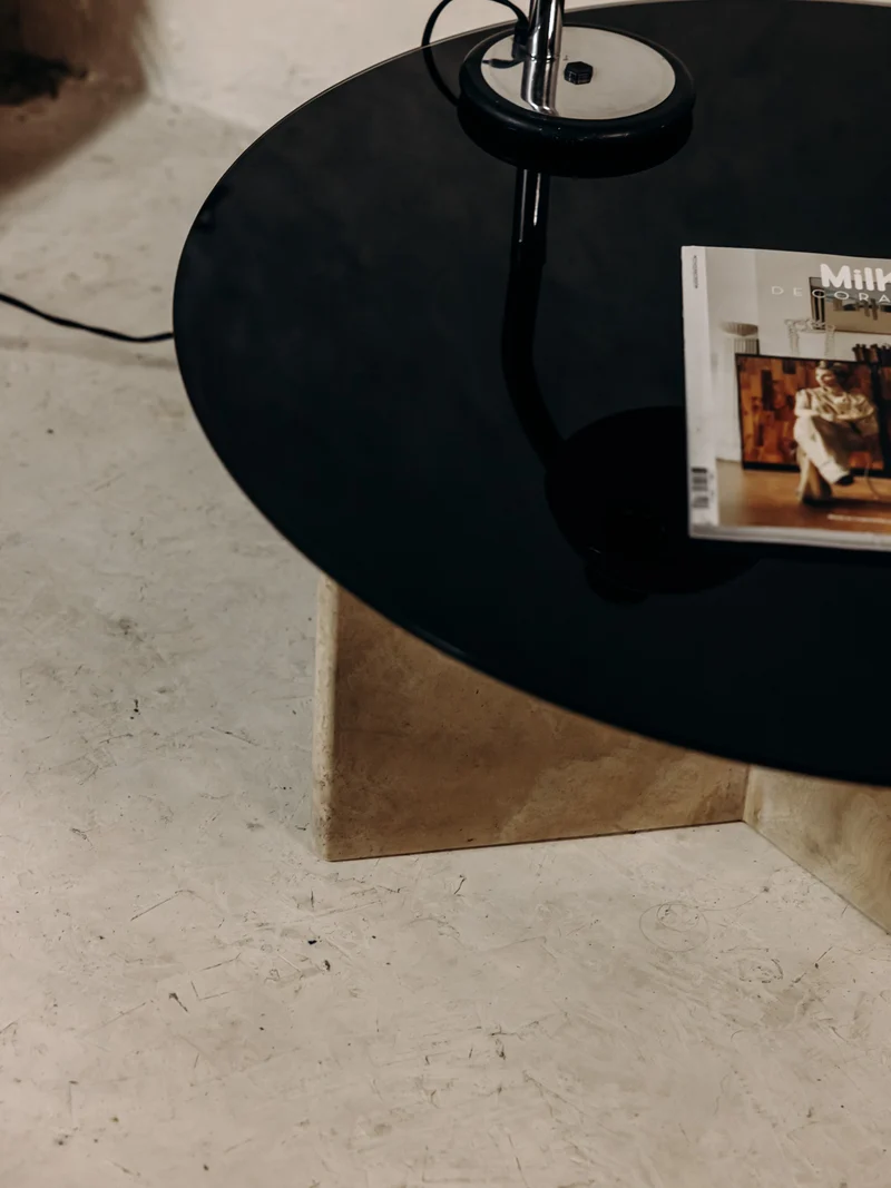 Marie-Pierre, la table basse en travertin et verre teint noir N°94