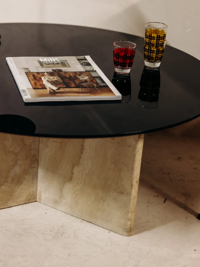 Marie-Pierre, la table basse en travertin et verre teint noir N°94