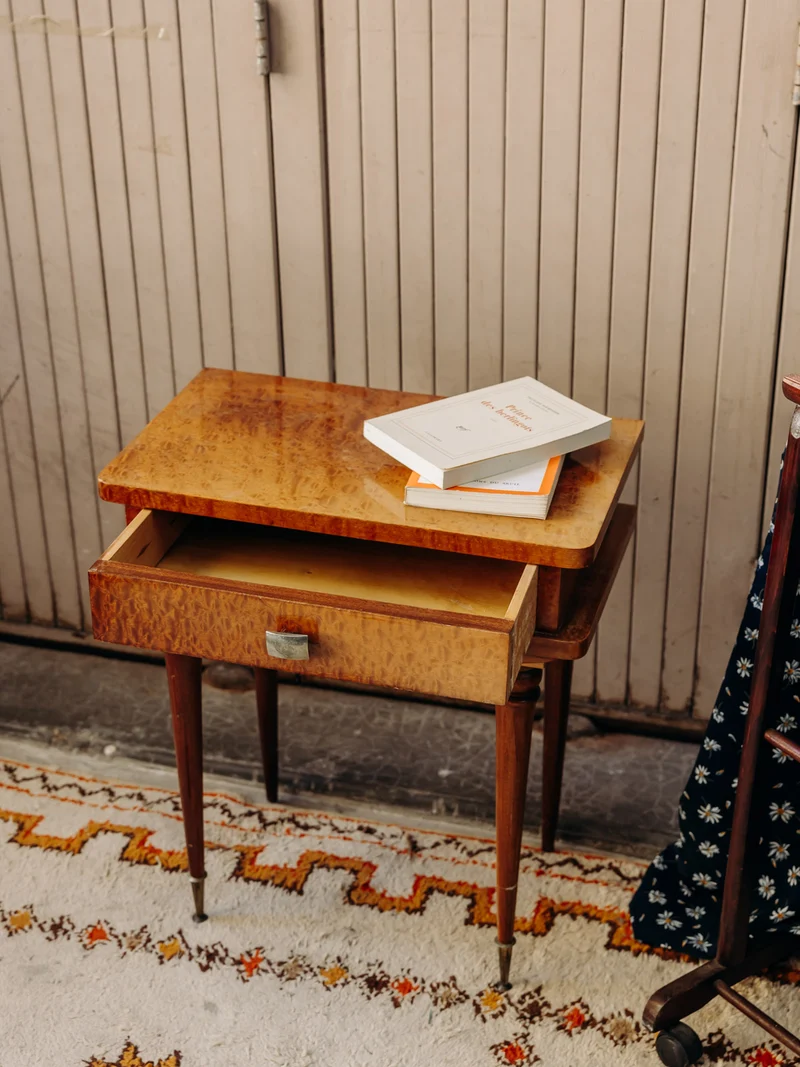 Odile, la table de chevet au bois d'orme N°1557