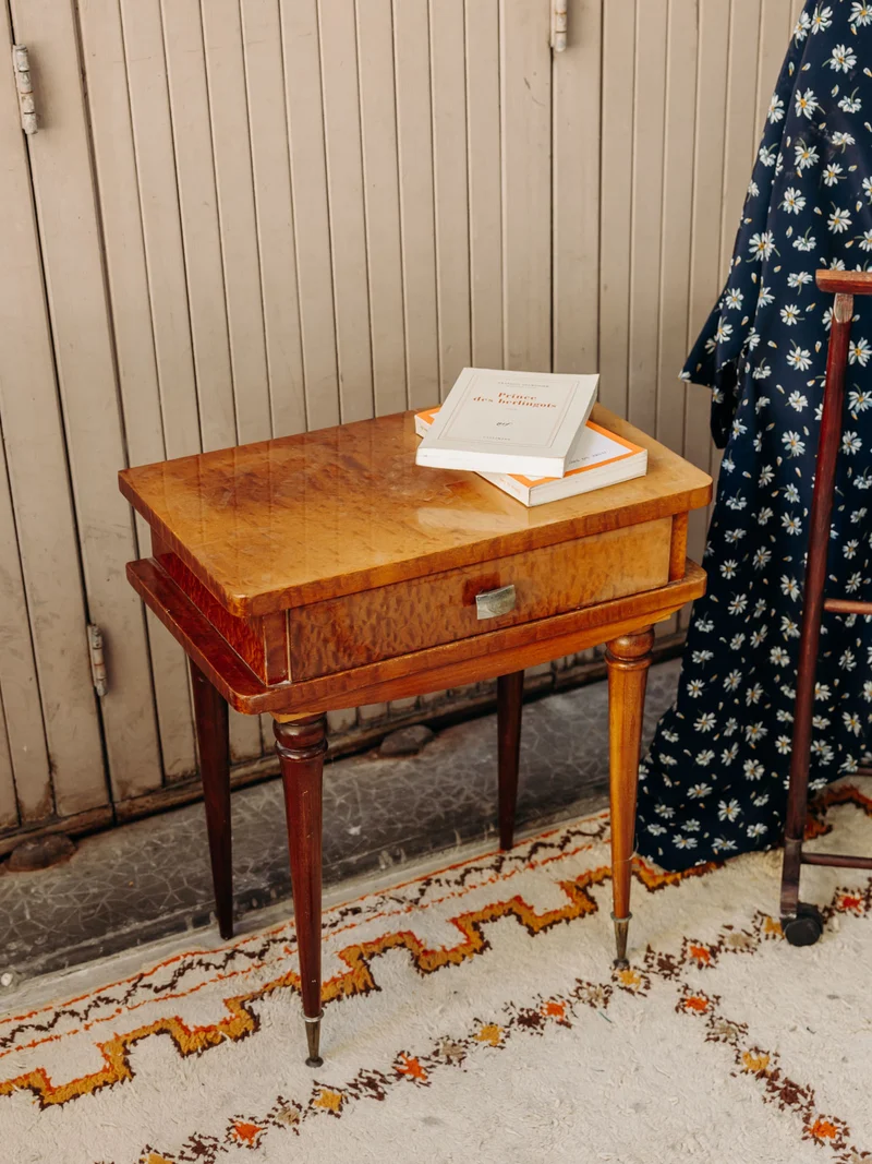 Odile, la table de chevet au bois d'orme N°1557