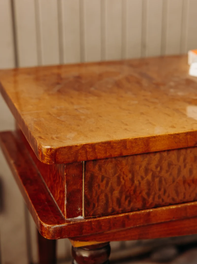 Odile, la table de chevet au bois d'orme N°1557