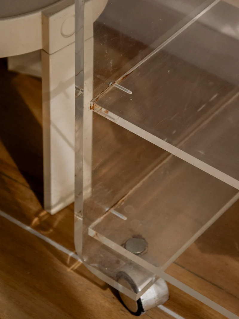 Anouk, la desserte en plexiglass à roulettes N°393