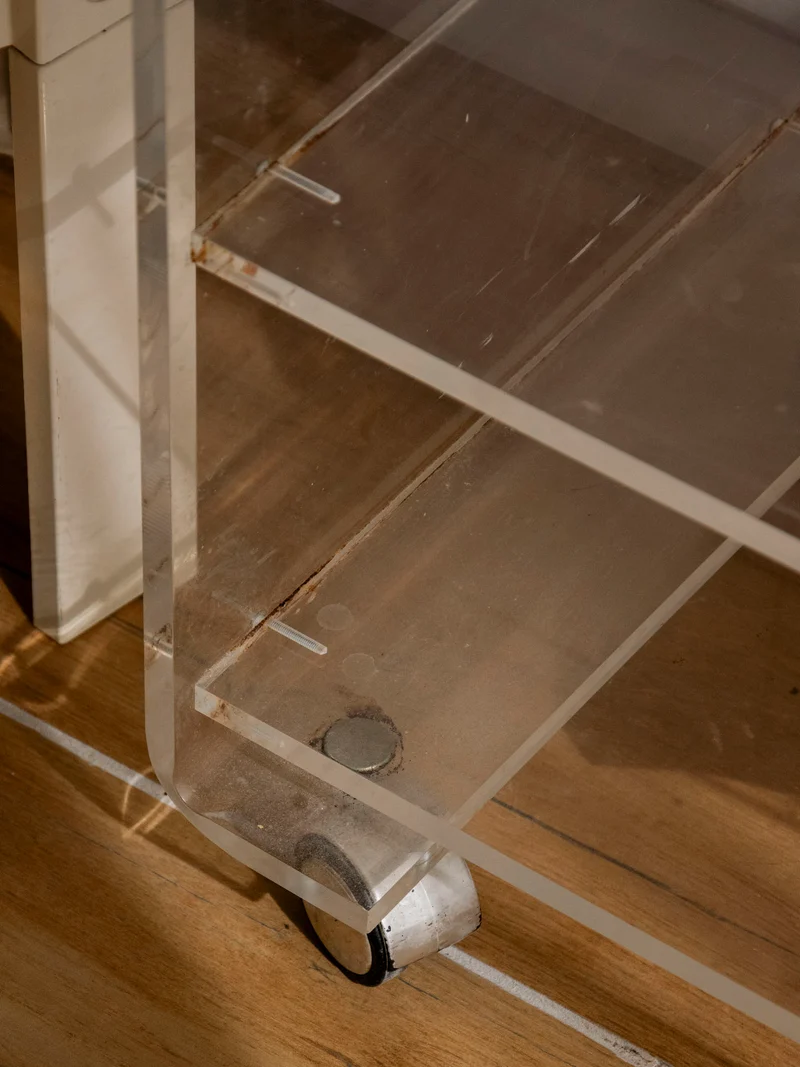 Anouk, la desserte en plexiglass à roulettes N°393