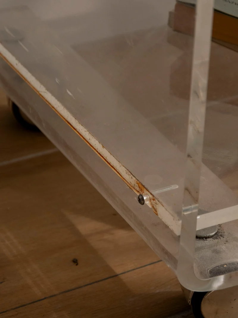 Anouk, la desserte en plexiglass à roulettes N°393