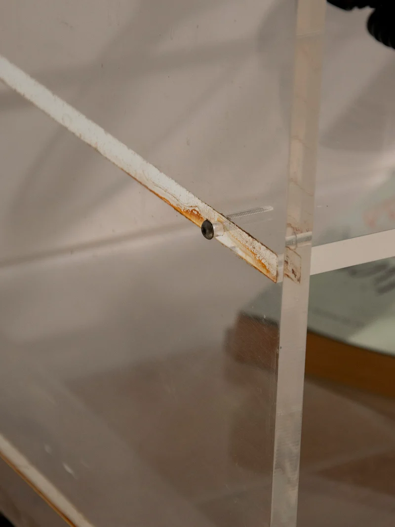Anouk, la desserte en plexiglass à roulettes N°393