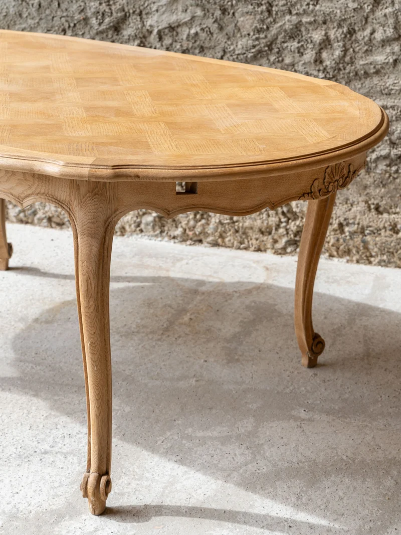 Romy, la table à manger en bois massif et son plateau en marqueterie N°1547