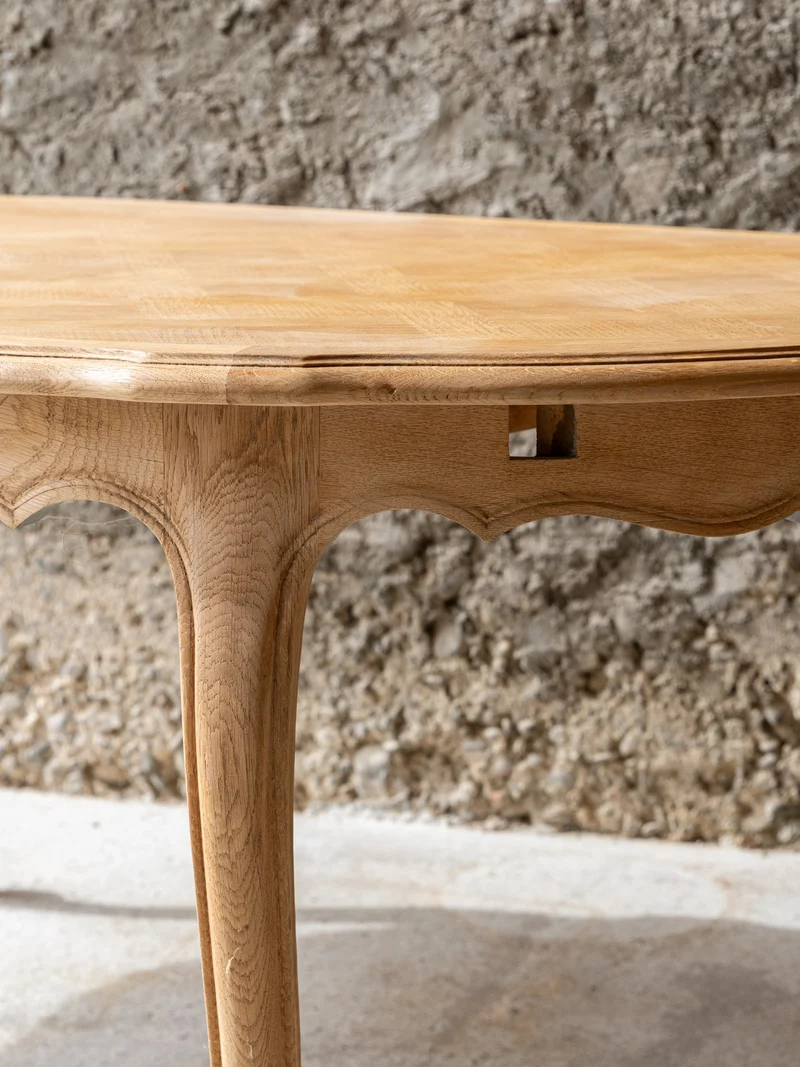 Romy, la table à manger en bois massif et son plateau en marqueterie N°1547