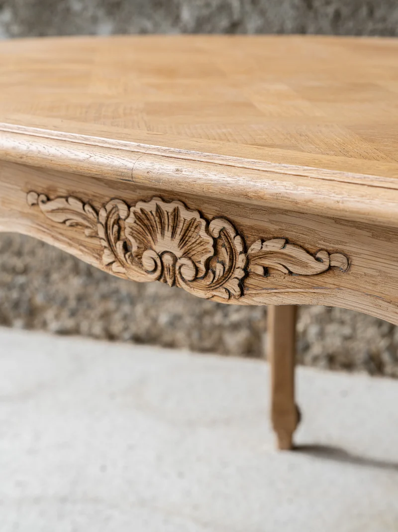 Romy, la table à manger en bois massif et son plateau en marqueterie N°1547