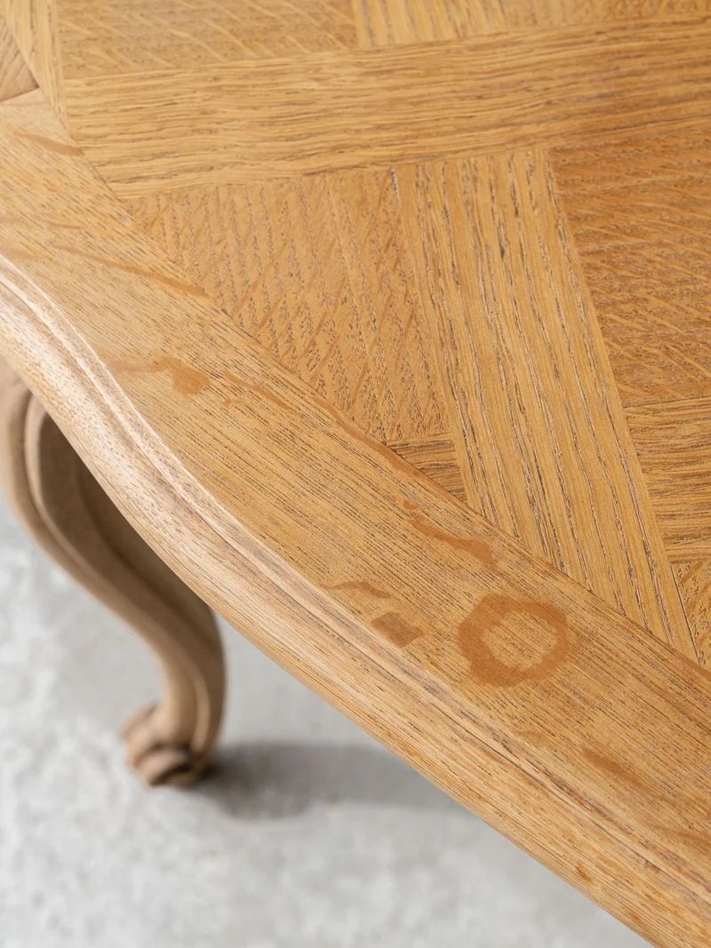 Romy, la table à manger en bois massif et son plateau en marqueterie N°1547