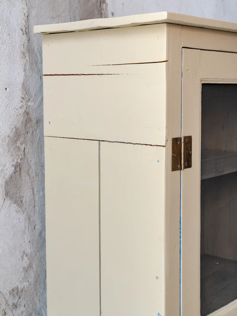 Blandine, la bonnetière en bois beige à porte grillagée N°518