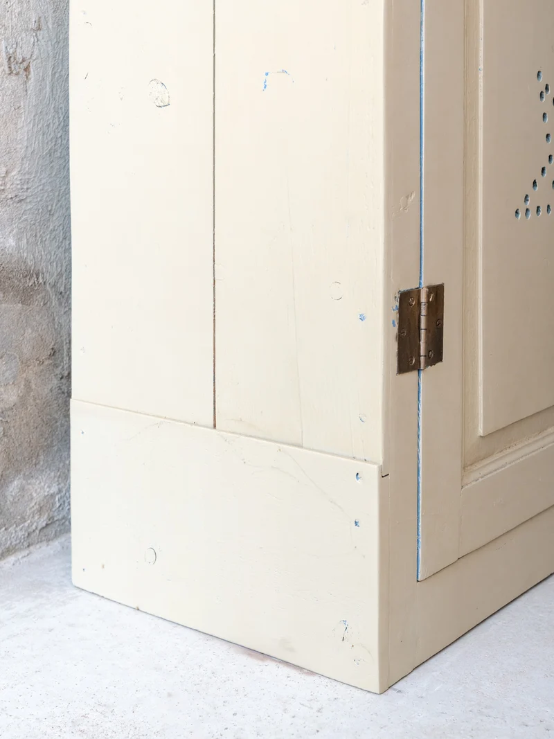 Blandine, la bonnetière en bois beige à porte grillagée N°518