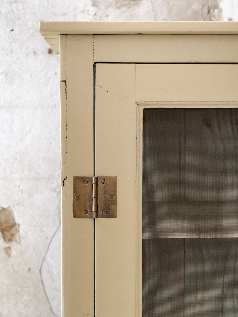 Blandine, la bonnetière en bois beige à porte grillagée N°518