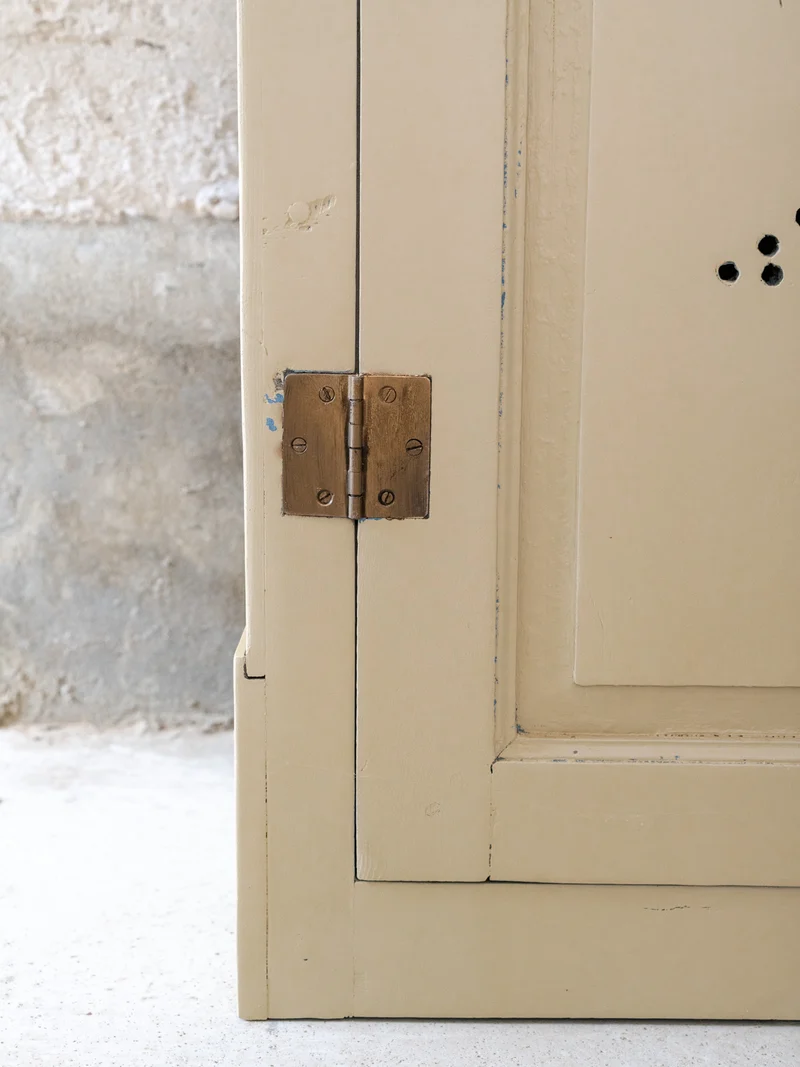 Blandine, la bonnetière en bois beige à porte grillagée N°518