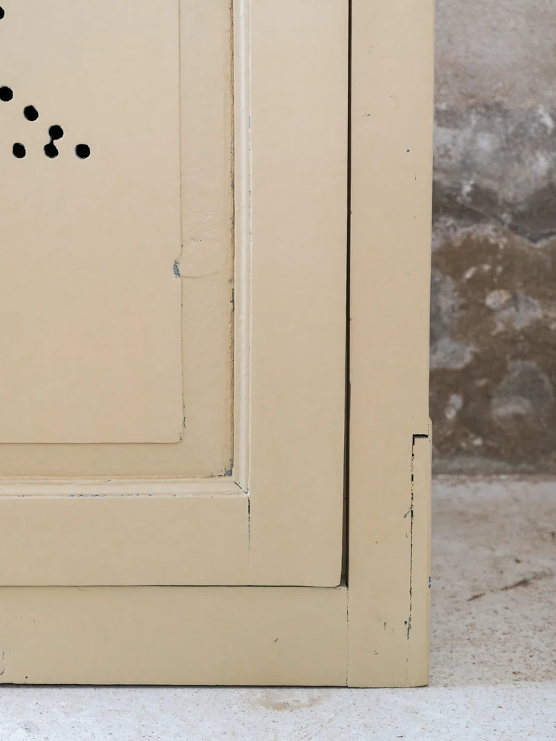 Blandine, la bonnetière en bois beige à porte grillagée N°518