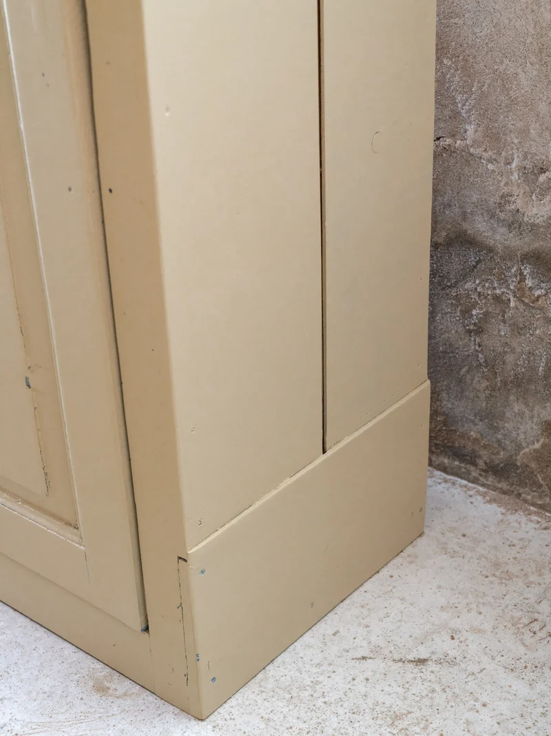 Blandine, la bonnetière en bois beige à porte grillagée N°518