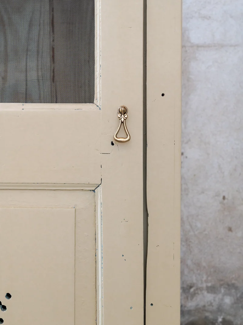 Blandine, la bonnetière en bois beige à porte grillagée N°518