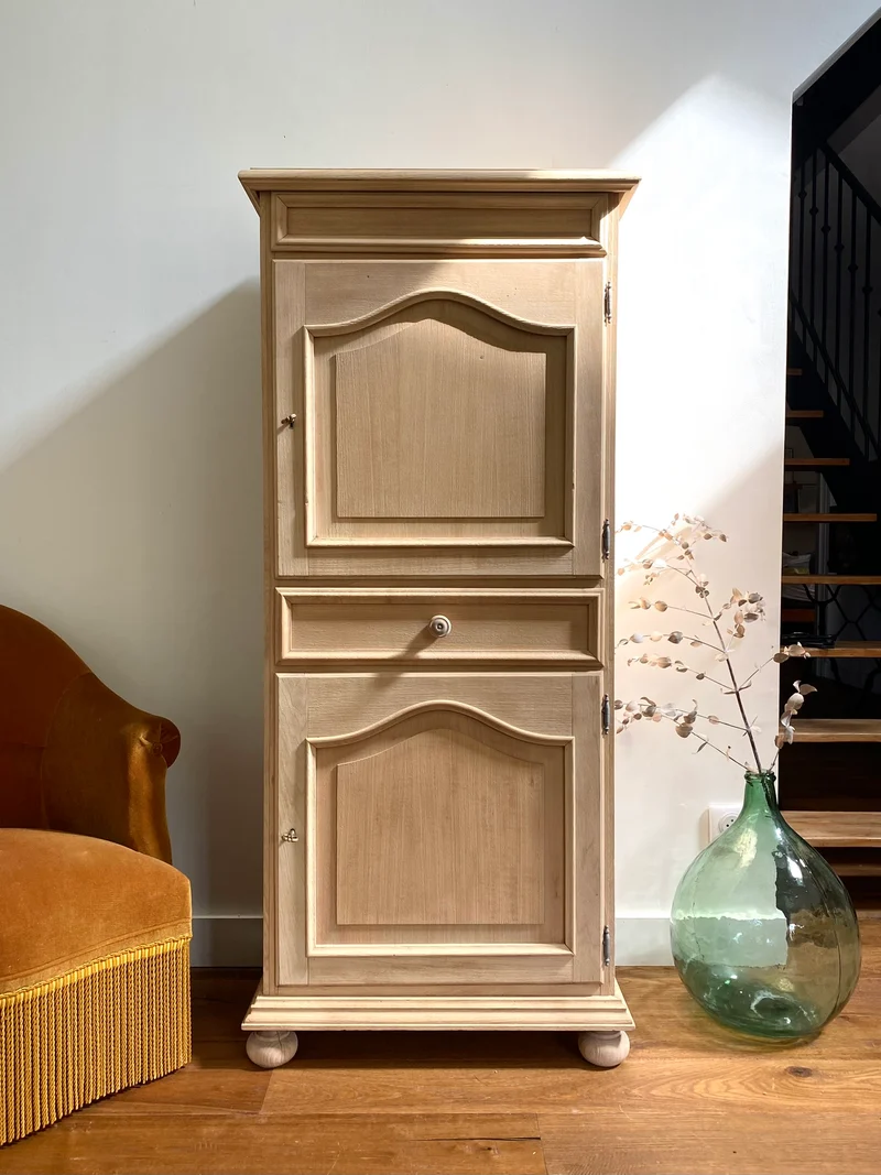 Armoire Bonnetière parisienne en bois massif