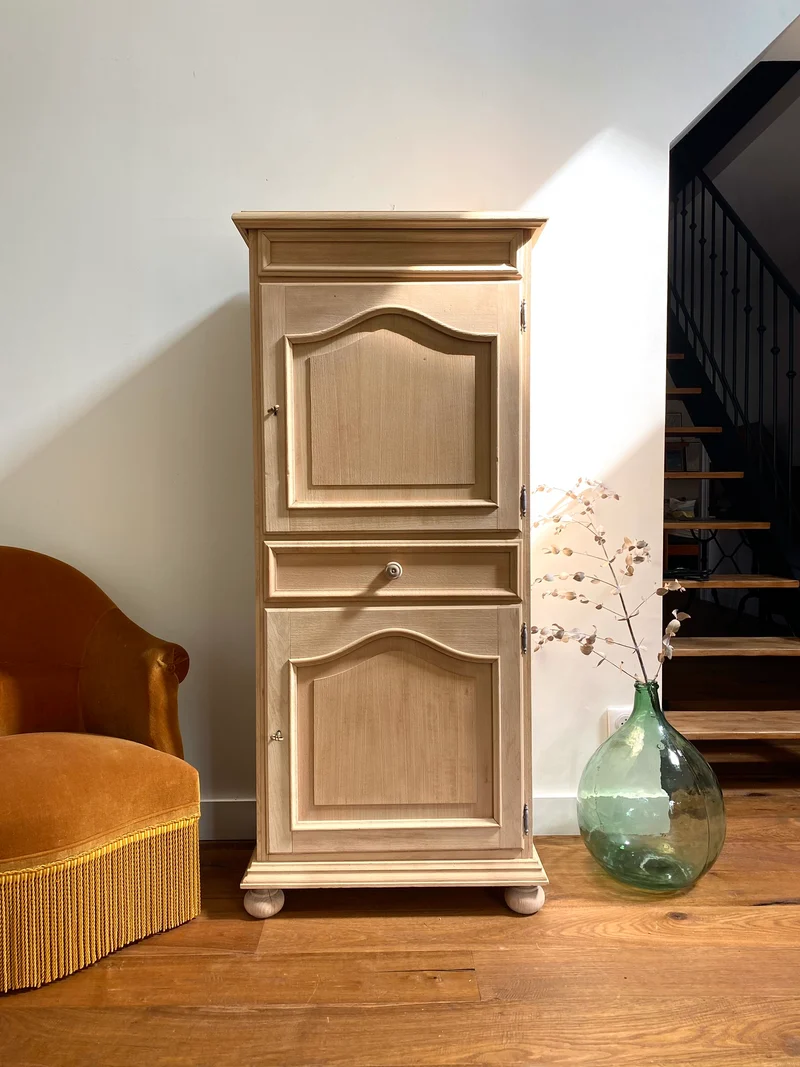 Armoire Bonnetière parisienne en bois massif