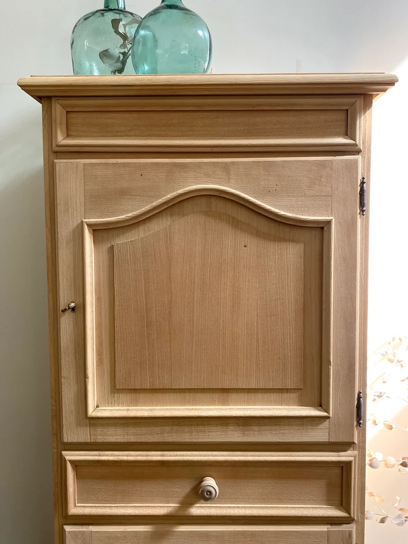 Armoire Bonnetière parisienne en bois massif