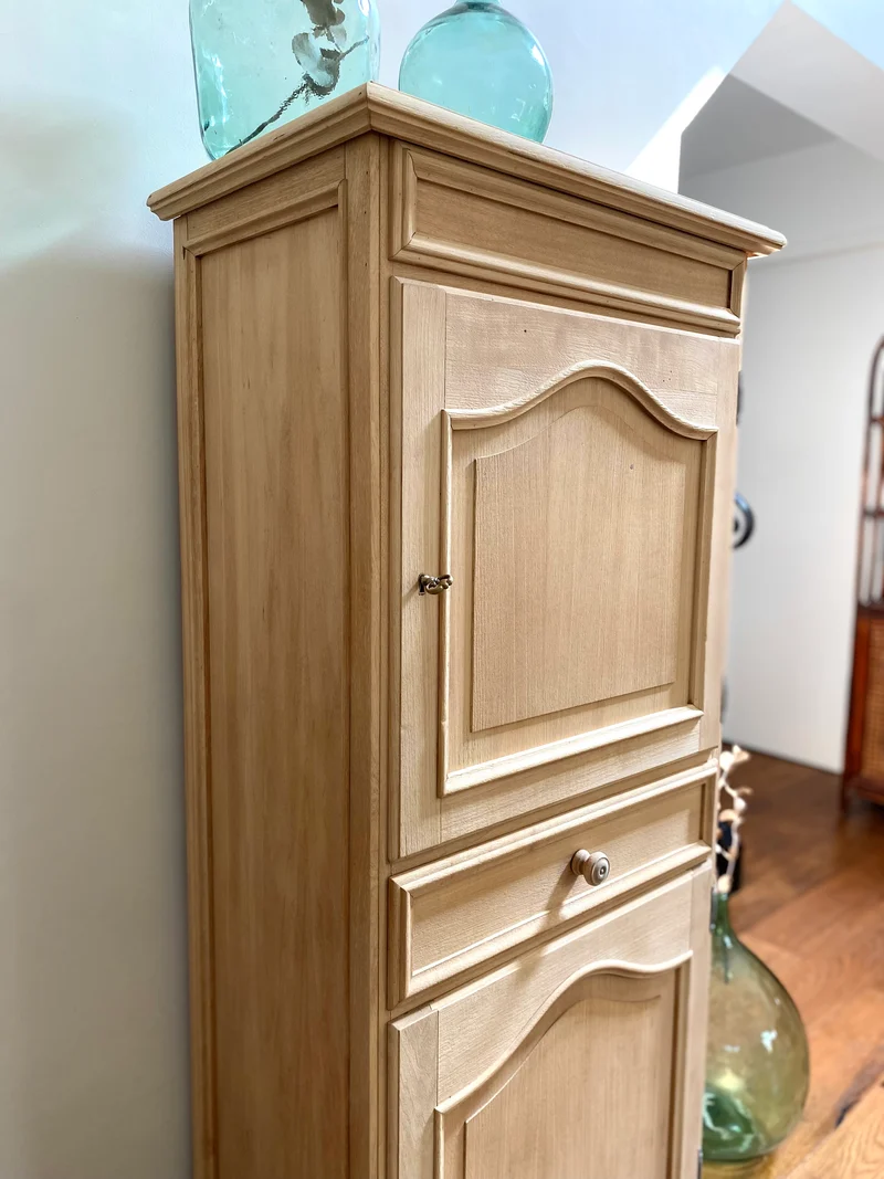 Armoire Bonnetière parisienne en bois massif
