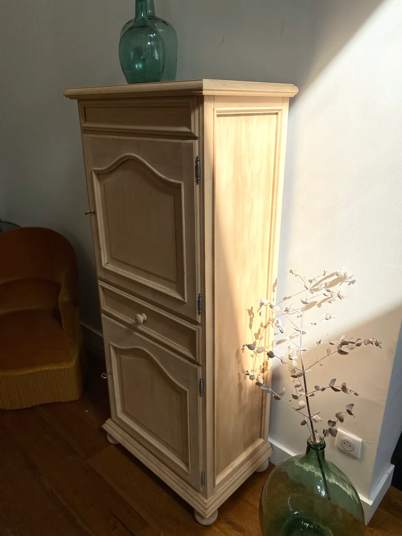 Armoire Bonnetière parisienne en bois massif