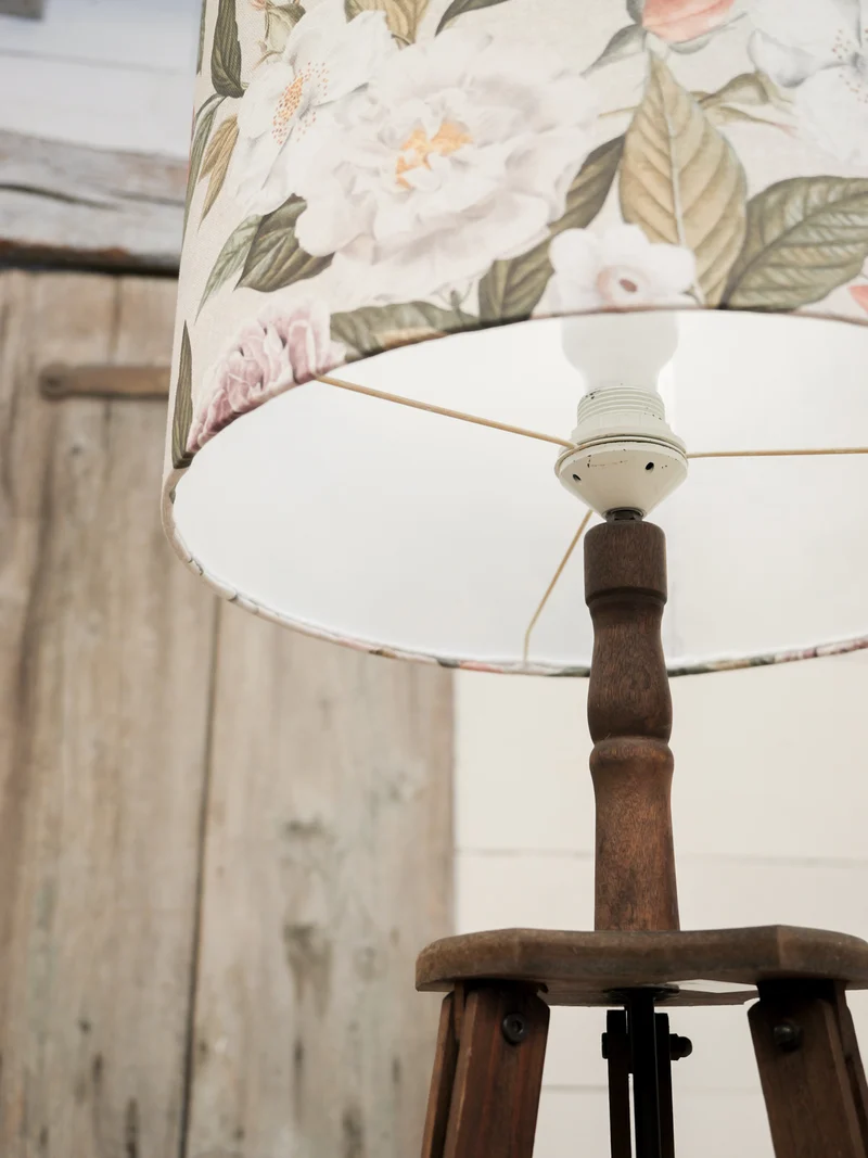 Julien, le lampadaire à l'abat-jour floral N°407