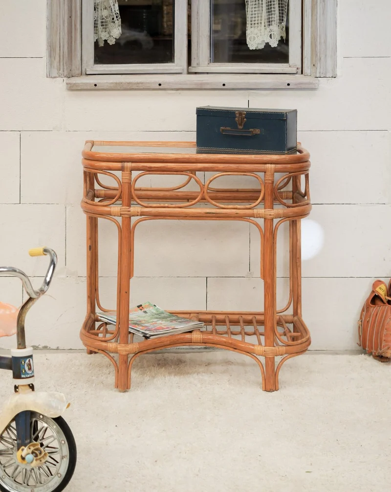 Francine, la table d'appoint en verre et rotin N°1568