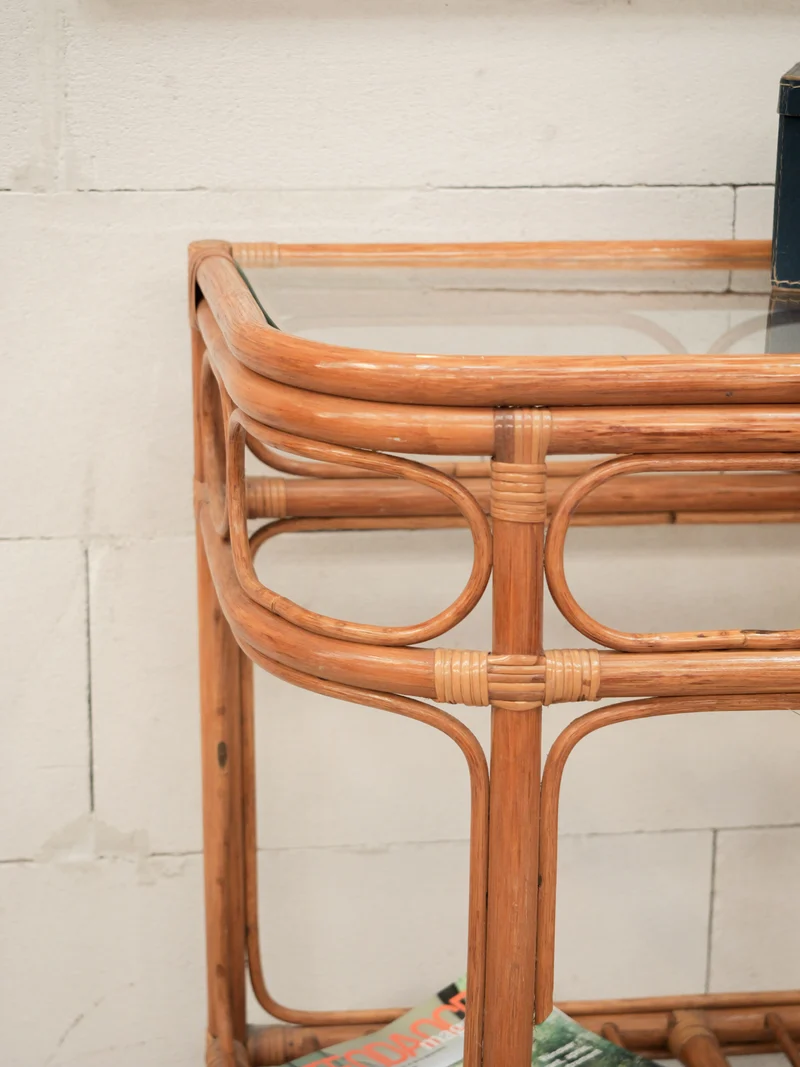 Francine, la table d'appoint en verre et rotin N°1568