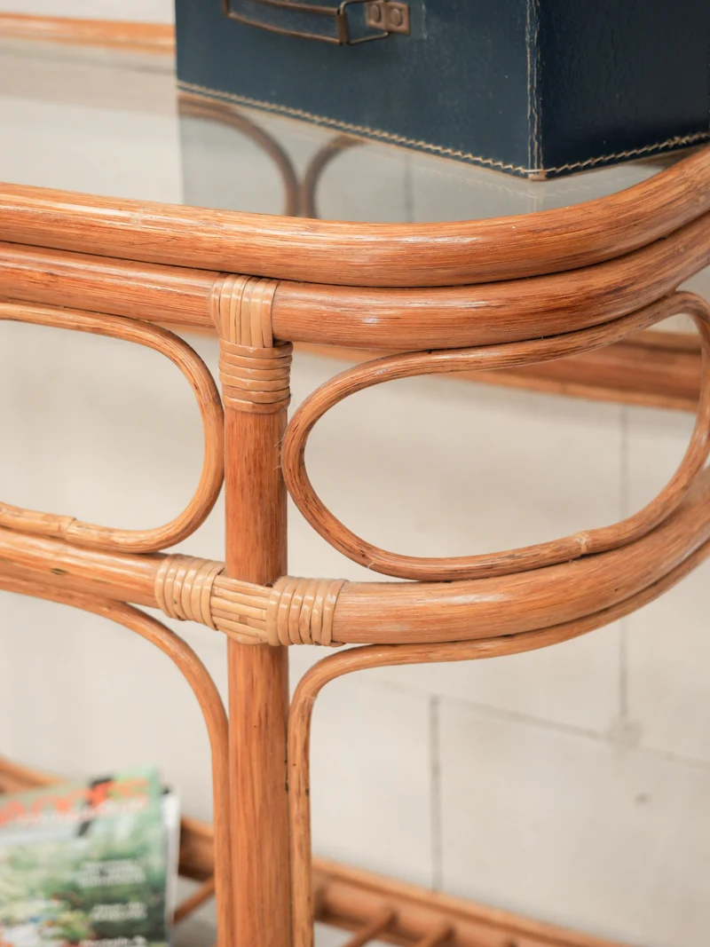 Francine, la table d'appoint en verre et rotin N°1568