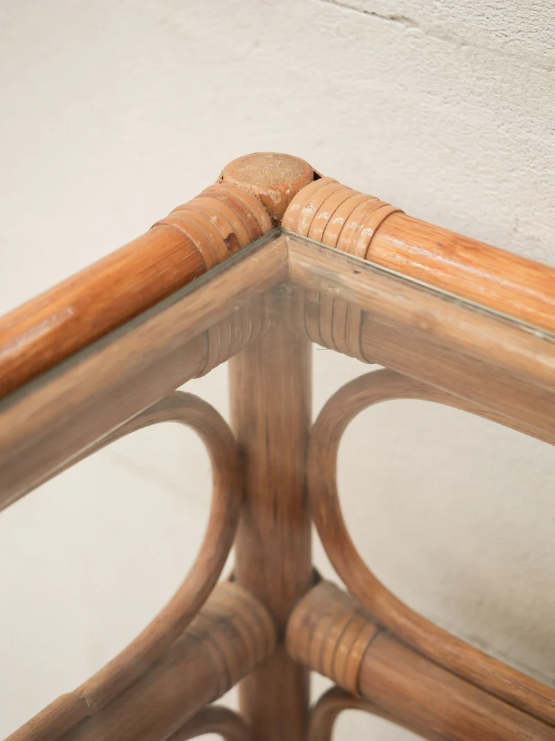 Francine, la table d'appoint en verre et rotin N°1568