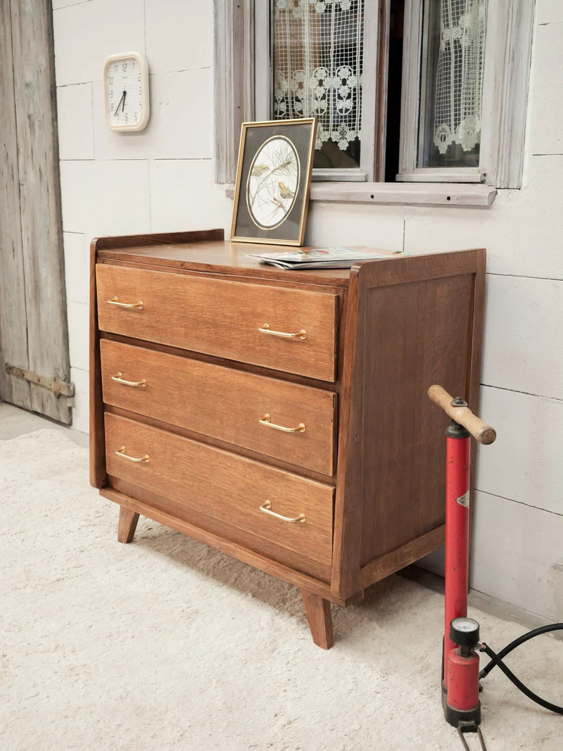 Olga, la commode aux poignées dorées N°1094