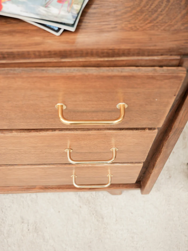 Olga, la commode aux poignées dorées N°1094