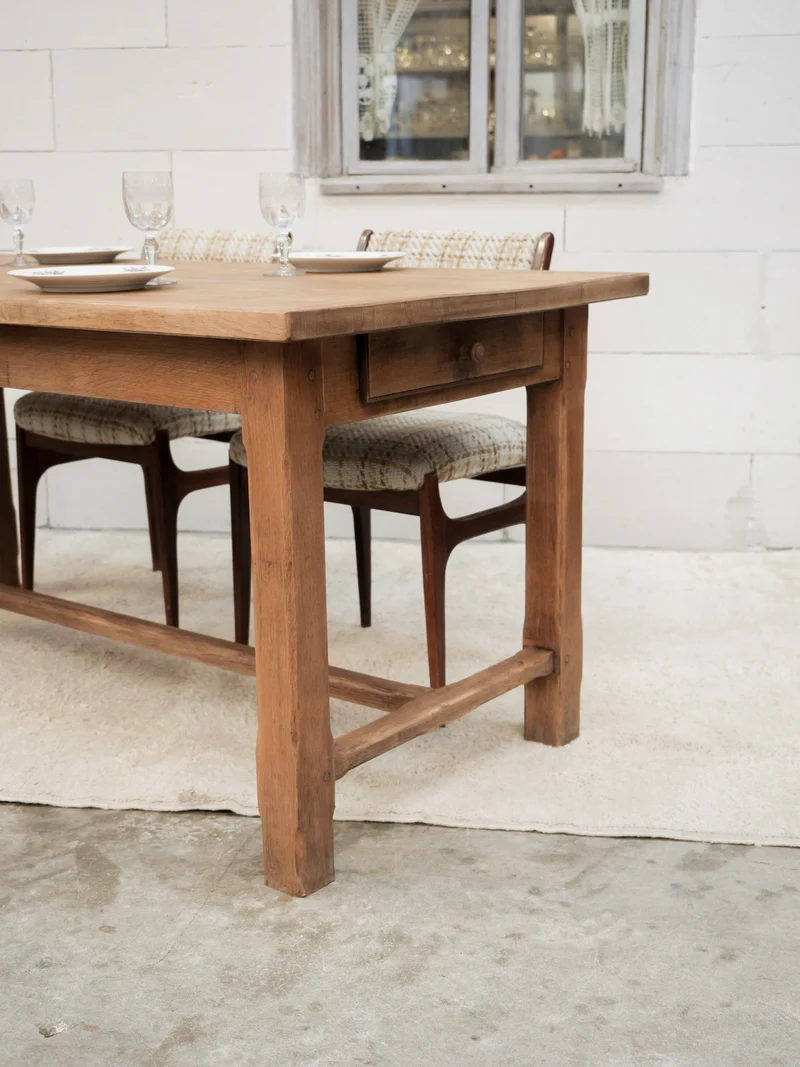 Romy, la table à manger rectangulaire en bois N°1543