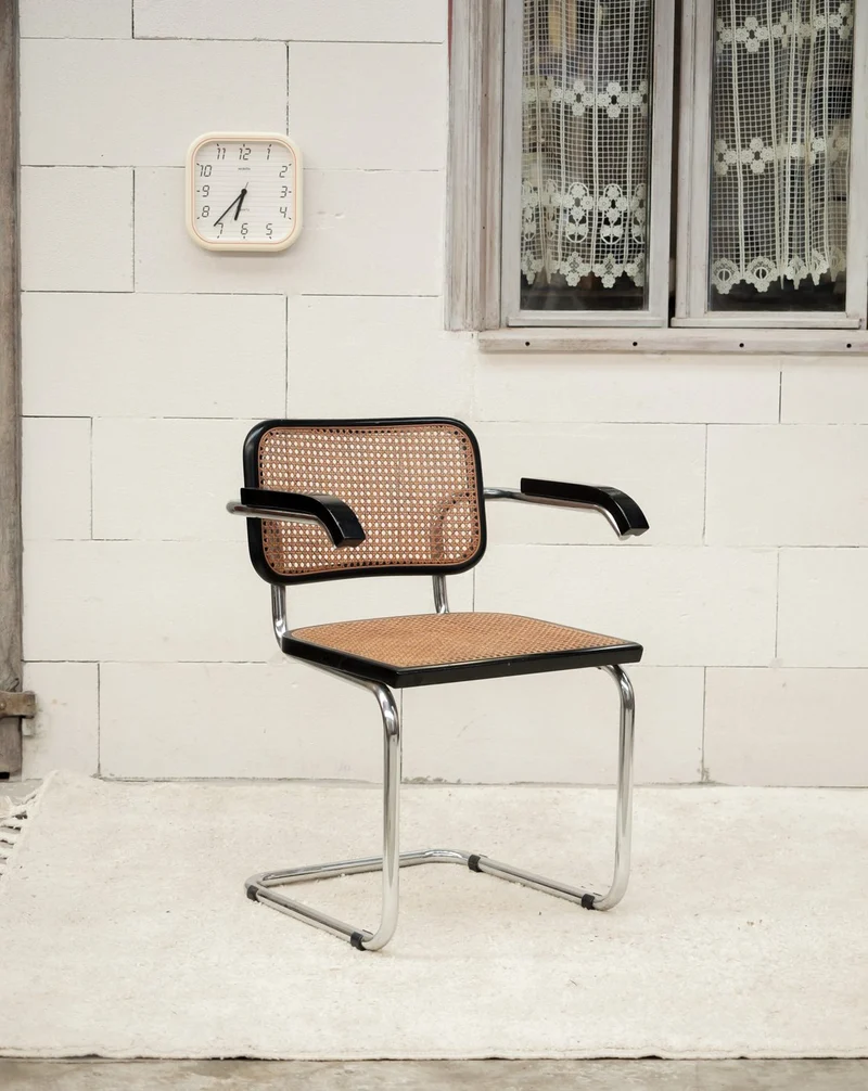 Alma, la chaise en osier et pieds chromés N°1976