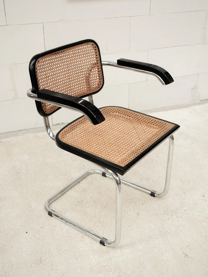 Alma, la chaise en osier et pieds chromés N°1976