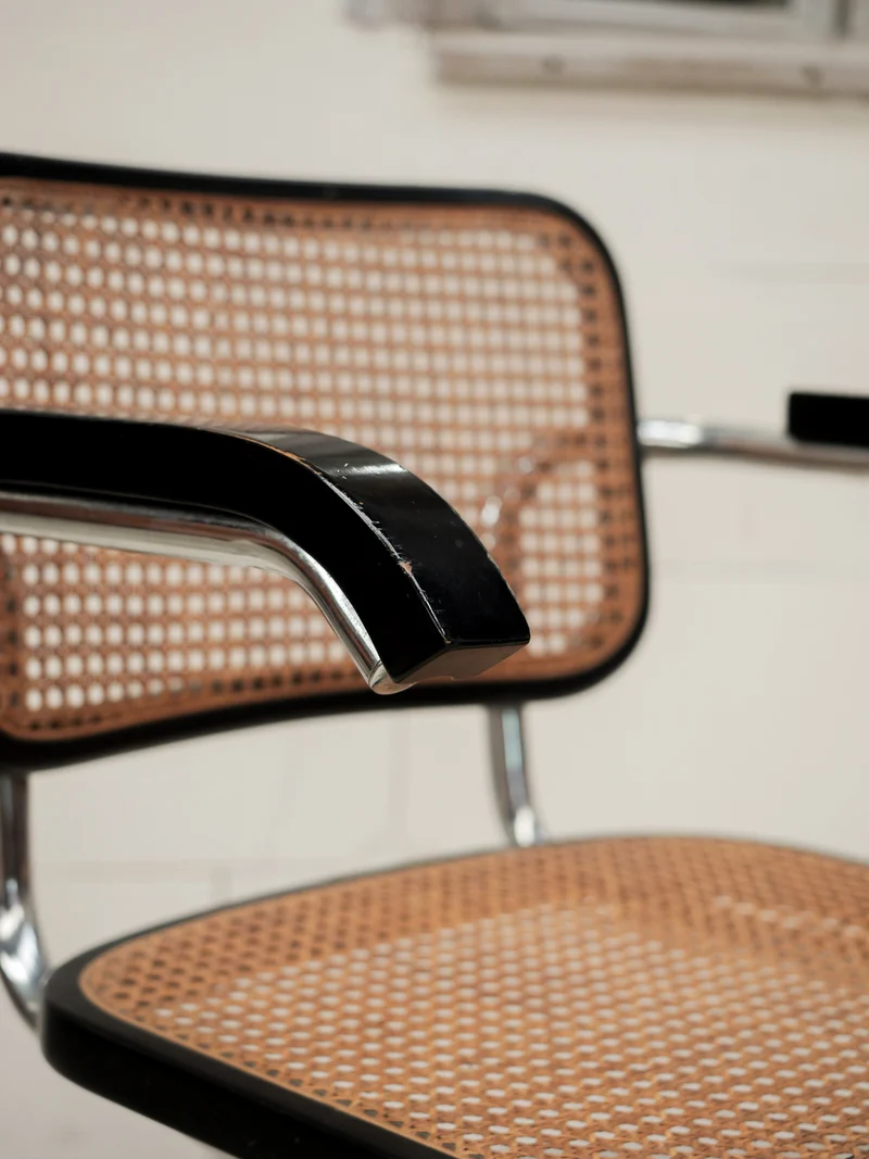 Alma, la chaise en osier et pieds chromés N°1976