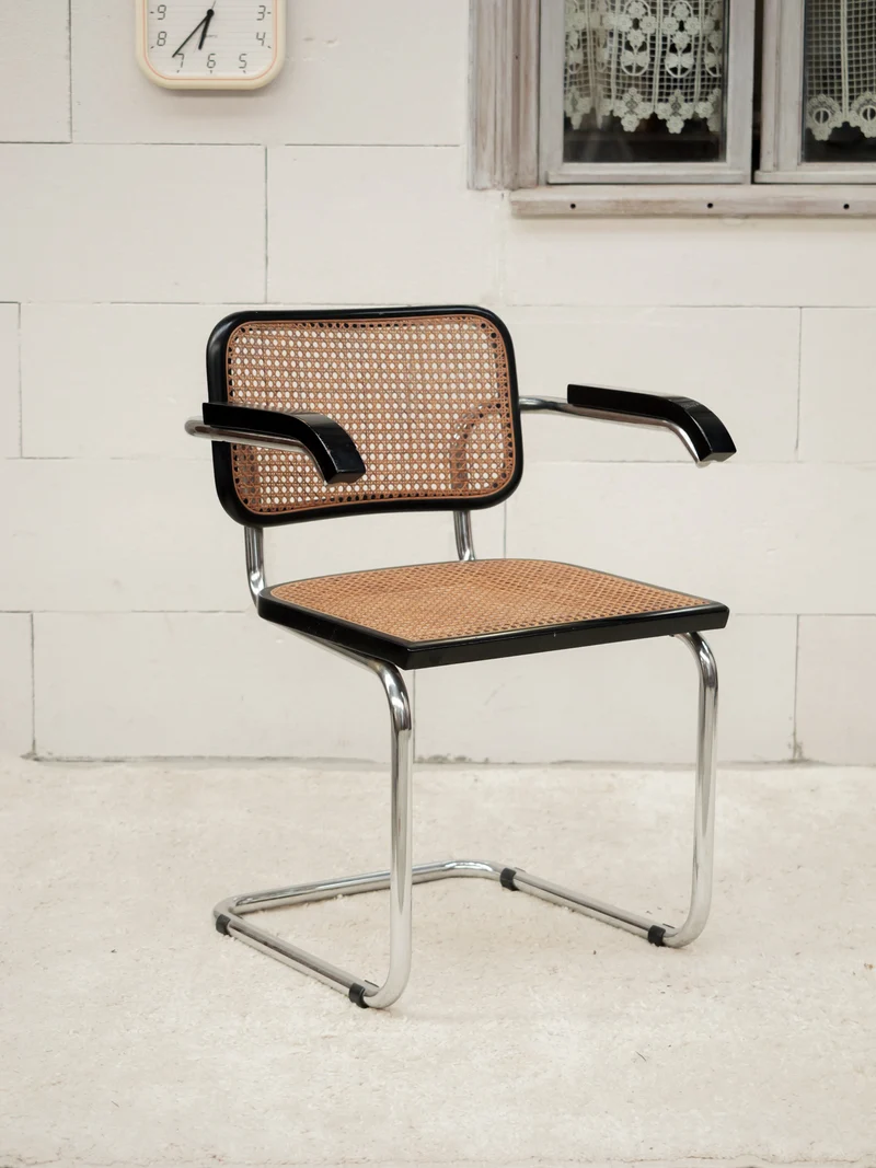 Alma, la chaise en osier et pieds chromés N°1976