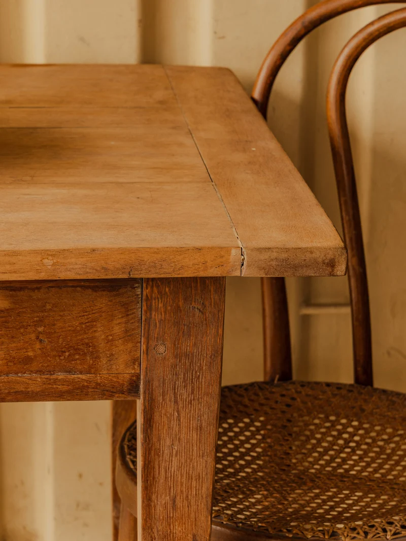 Romy, la table à manger en bois N°1550
