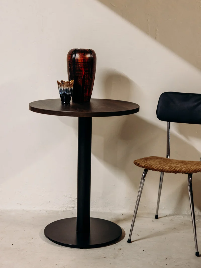 Karla, la table à manger mélaminée en bois foncé N°1276