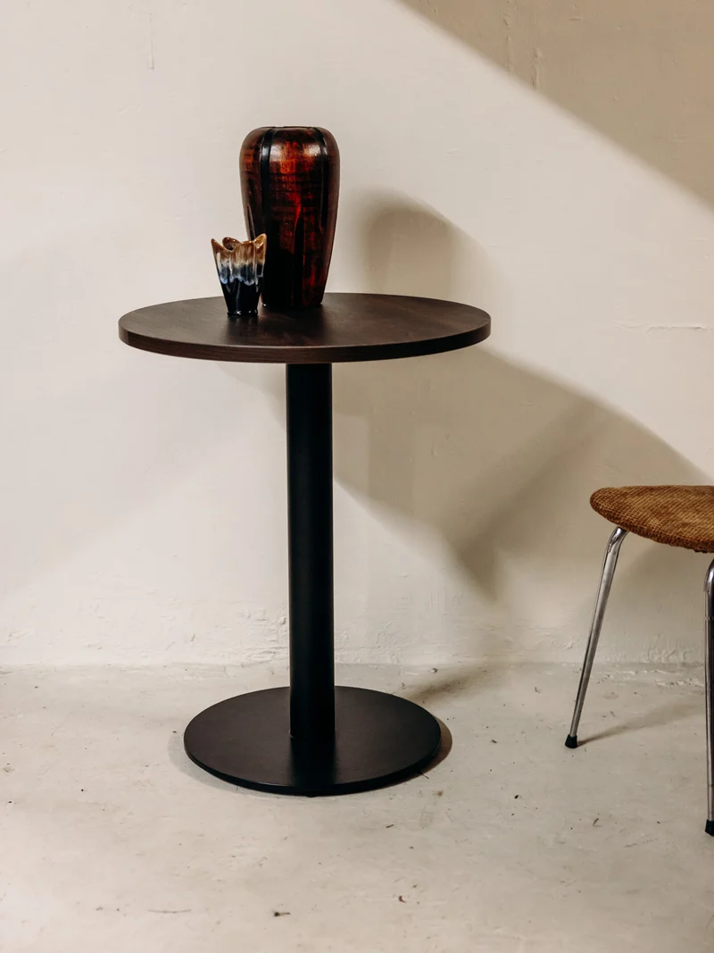 Karla, la table à manger mélaminée en bois foncé N°1276