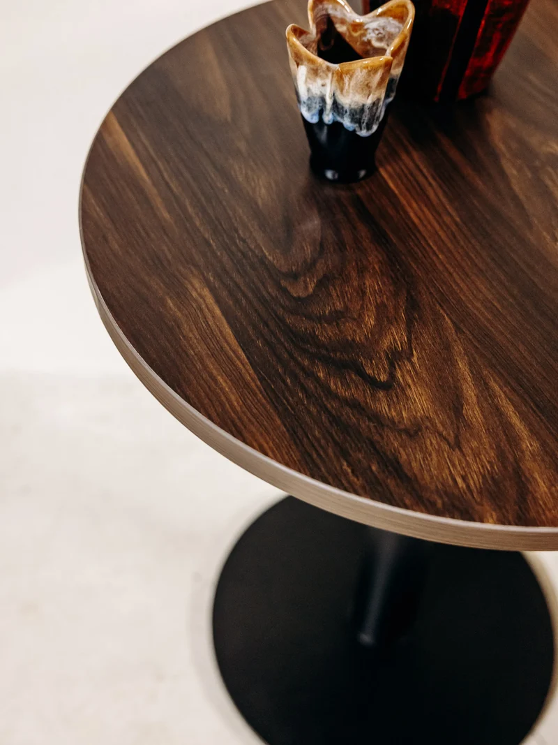 Karla, la table à manger mélaminée en bois foncé N°1276