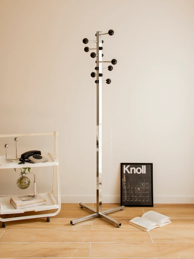 Charlie, le porte-manteau graphique et sculptural N°427