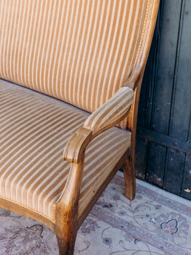Clara, la banquette en tissu rayé beige N°150