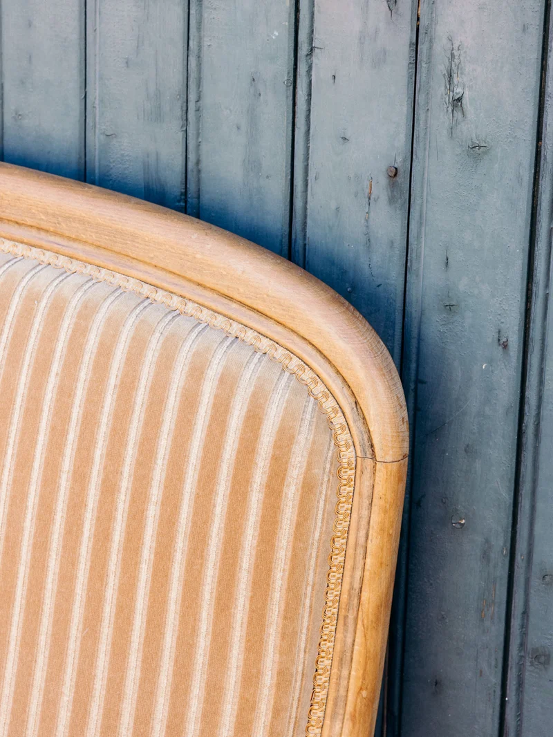 Clara, la banquette en tissu rayé beige N°150