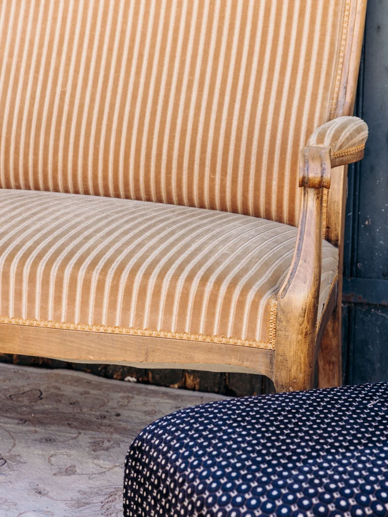 Clara, la banquette en tissu rayé beige N°150