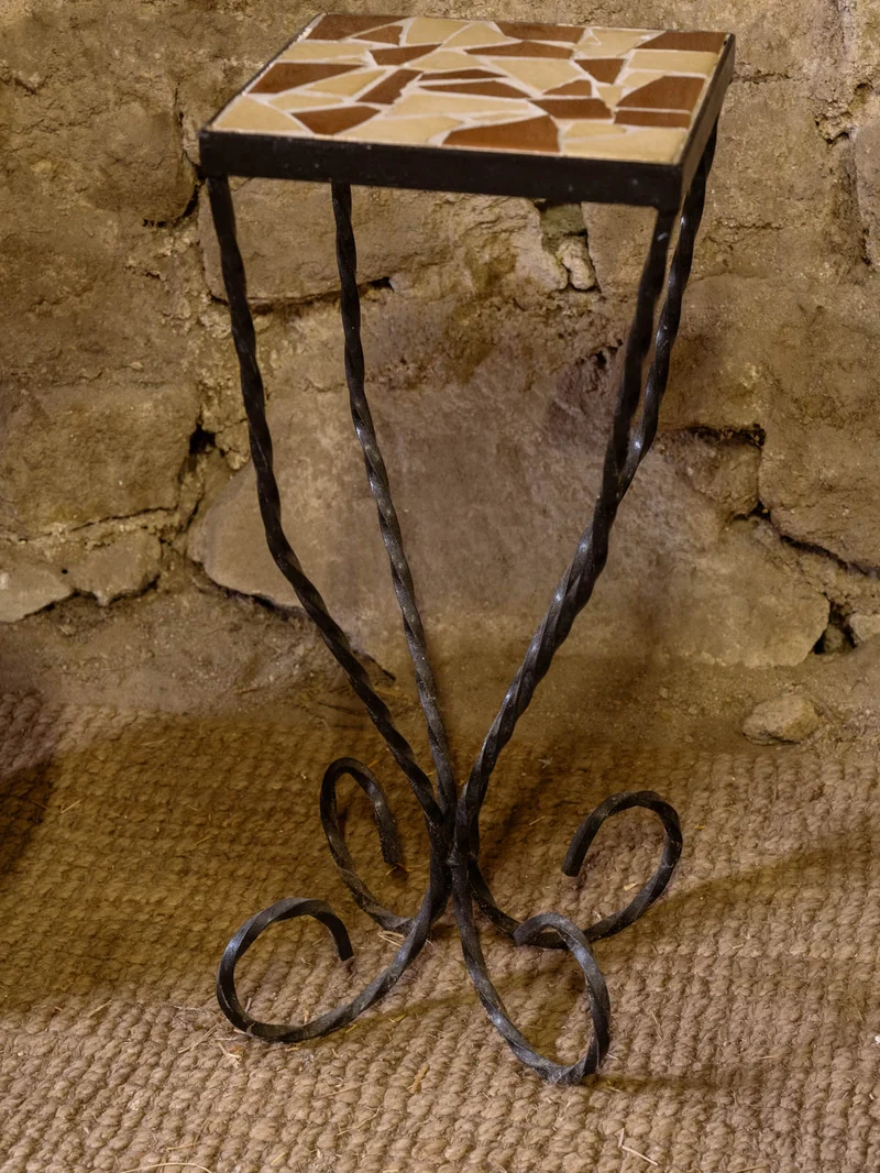 Hanna, la sellette en fer noir et céramique N°1567