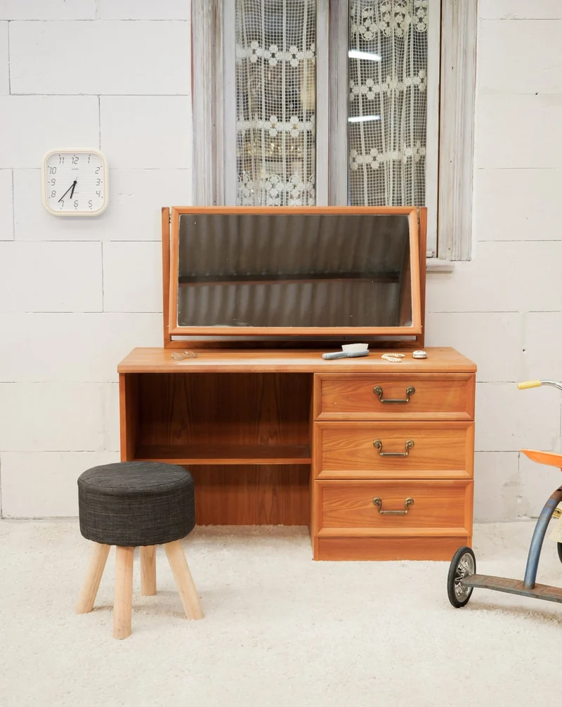 Louise, la petite coiffeuse en bois N°352