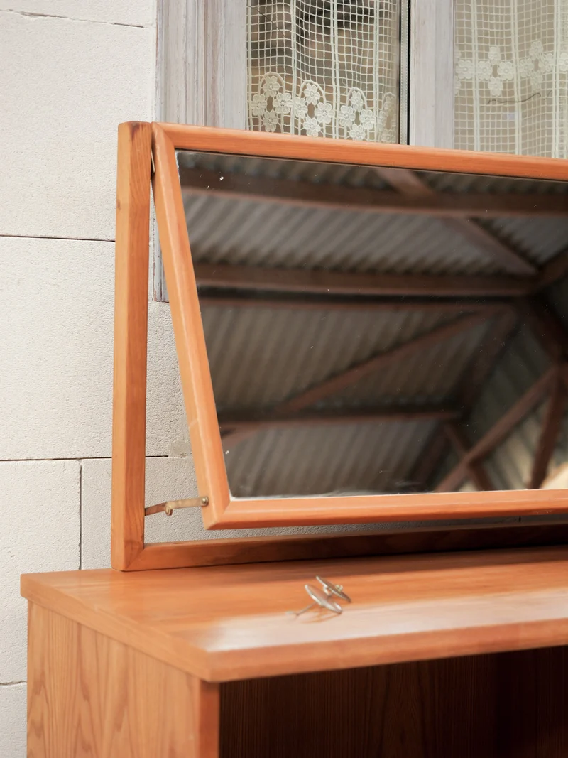 Louise, la petite coiffeuse en bois N°352